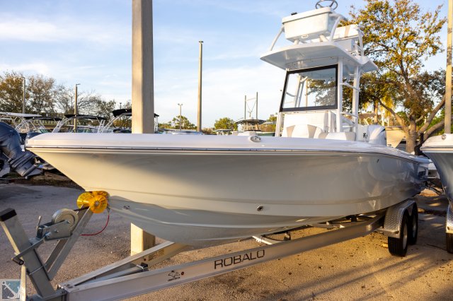 New 2024 Robalo 246 Cayman SD for sale